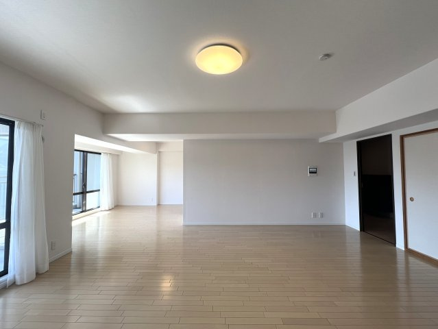 見晴らしたい？見晴らせられたい？そんな『みはらしの家C棟』リノベーションマンションは、とにかく広い！１００人住んでも大丈夫級！大型犬、イケます！の居間・リビング|おしゃれなリビングです