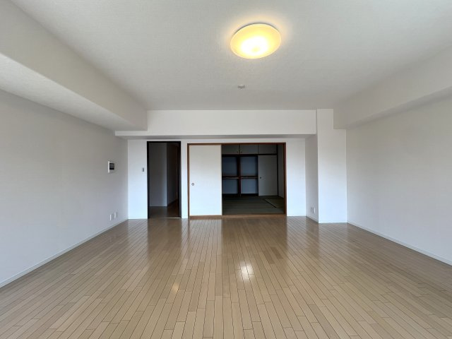 見晴らしたい？見晴らせられたい？そんな『みはらしの家C棟』リノベーションマンションは、とにかく広い！１００人住んでも大丈夫級！大型犬、イケます！の居間・リビング|ゆったりとしたリビングです