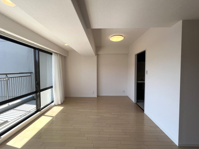 見晴らしたい？見晴らせられたい？そんな『みはらしの家C棟』リノベーションマンションは、とにかく広い！１００人住んでも大丈夫級！大型犬、イケます！の居間・リビング|ゆったりとした居間です