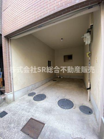 六万寺町1丁目中古戸建の駐車場|お車をお持ちの方には必要な駐車場はシャッター付き車庫（車種による）です！自転車・バイクも置けます。