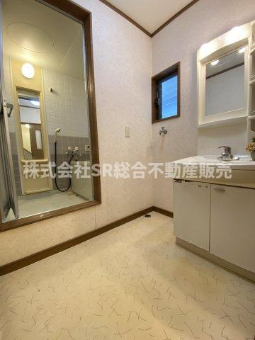 六万寺町1丁目中古戸建の脱衣所|室内洗濯機置場もあり広めの脱衣場です！