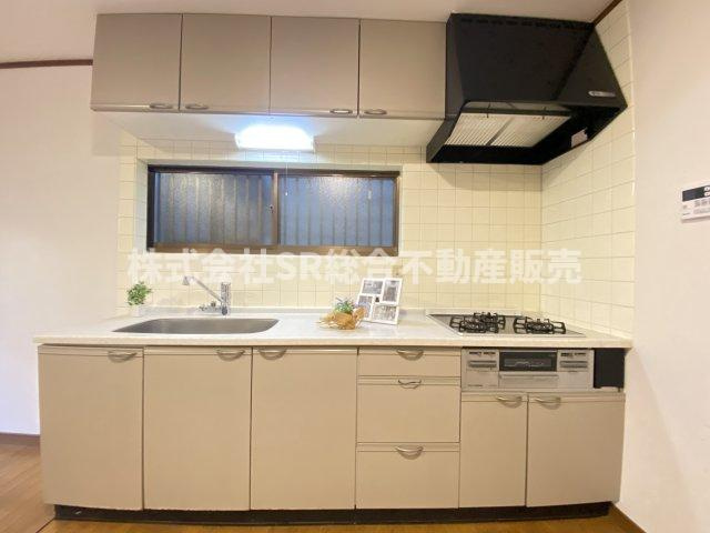 六万寺町1丁目中古戸建のキッチン|設備の整ったシステムキッチンで快適にお料理できます！