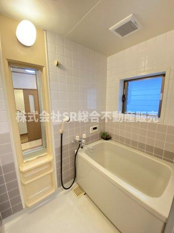 六万寺町1丁目中古戸建の浴室|お風呂には窓もあり、換気がバッチリとできます☆