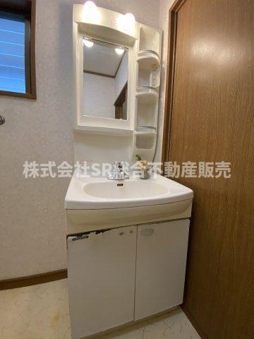 六万寺町1丁目中古戸建の独立洗面台|独立洗面台、小物を置くことができて便利です！