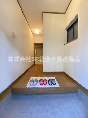 六万寺町1丁目中古戸建の玄関|玄関にシューズボックスを置いても広く使えます！