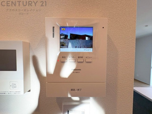 訪問者が来たときにテレビ画面で確認できるため、安心してドアを開けられます。録画機能があるものもあり、留守中に来訪者を記録しておくことができます。利便性が高く、セキュリティ面でも安心です。