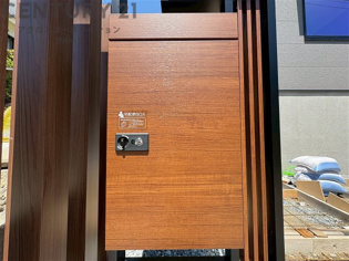 宅配ボックスは荷物の受け取りや配達が便利で安全です。不在時でも荷物が確保され、盗難や損傷のリスクが減少。受け取り時間の柔軟性が向上。外出先からでも荷物の受け取りや預けが可能となります。