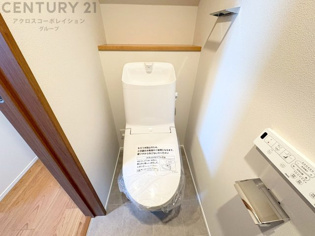 温水洗浄便座付トイレは温水洗浄機能により、暖かい水でおしりを洗浄することができ、冷たい水を使う従来の便座に比べ、温水洗浄機能で暖かいトイレを提供し、快適な使用を可能にします。