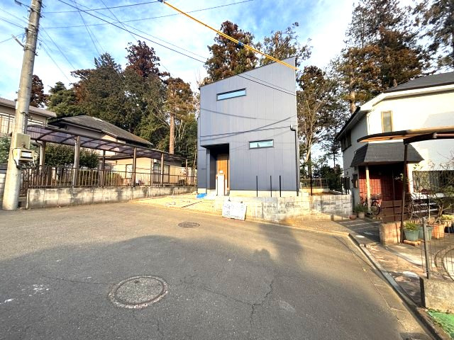 所沢市小手指元町の前面道路含む現地写真|前面道路が広く、駐車の負担が少ないです。