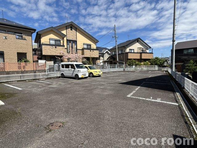 パレスアベニールの駐車場