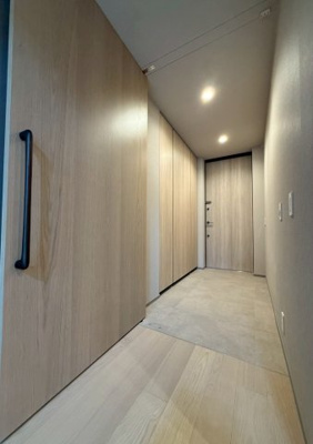 【玄関】 | グランドメゾン渋谷大山町 | 収納◎　広々とした玄関　