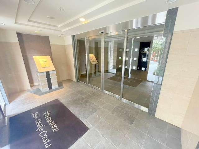 プレサンス新大阪クレスタのエントランス