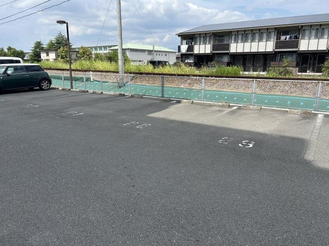 サーパス蔵本公園の駐車場