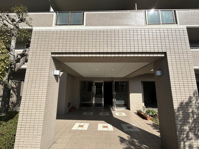 サーパス蔵本公園のエントランス