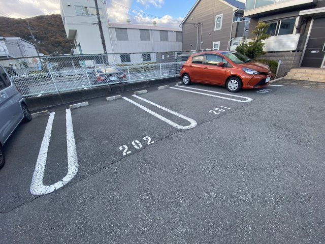 シャーメゾン青山北の駐車場