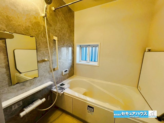 【今からご案内可能】豊明市栄町西大根　全1棟の浴室|【浴室】
◆アクセントパネルで落ち着きのある雰囲気を演出します。
◆窓付きで、カビの繁殖を抑える効果があります。
◆追い炊き機能を備えたオートバスです。　　　　　　　　　　　　　　　　　　　　　　　　