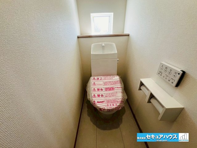 【今からご案内可能】豊明市栄町西大根　全1棟のトイレ|【高機能トイレ】
◆高機能トイレの多くは便器のフタの開閉が自動であり、使用後に手動で水を流す面倒もなく非常に便利です。スタイリッシュな見た目で、お掃除しやすく、節水効果が高いです。　　　　　　　　　　