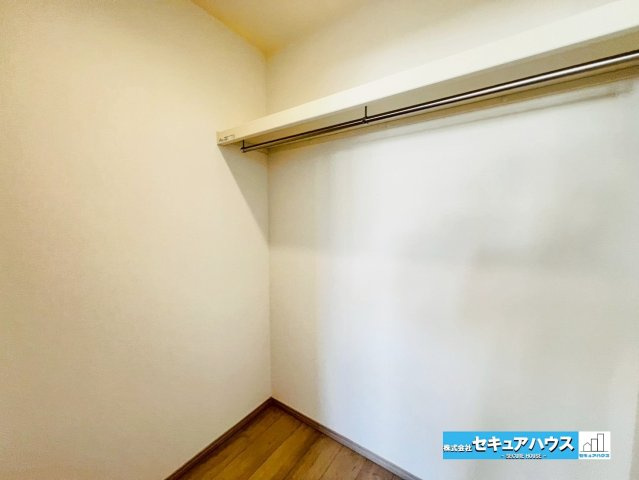 【今からご案内可能】豊明市栄町西大根　全1棟の収納|【ウォークインクローゼット】
◆お洋服はもちろんキャリーバッグやゴルフバッグ等の大きなお荷物も収納することができます。
◆扉のないウォークインクローゼットは通気や開放感、家事の効率化に優れています。　