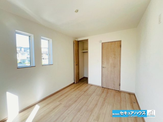 【今からご案内可能】豊明市栄町西大根　全1棟の洋室|【洋室6帖】
◆家族一人ひとりの大切なプライベート空間。趣味に合わせて使って頂けるようシンプルに仕上げてあります。暮らし心地を大きく左右する収納を、適材適所に配置し使い勝手を考慮しました。　　　　　　