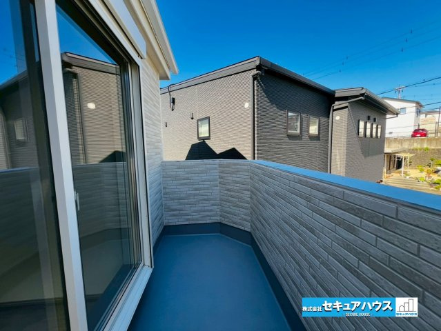 【今からご案内可能】豊明市栄町西大根　全1棟のバルコニー|【バルコニー】
◆見晴らしもよく、太陽の温かな温もりをめいっぱい受け止めてくれます。
太陽の光と爽やかな風を受けたお洗濯物はあっという間に乾き、取りこむ時には太陽の匂いを感じられそうですね。　　　　　