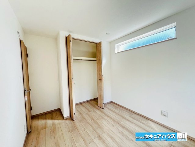 【今からご案内可能】豊明市栄町西大根　全1棟の洋室|【1階洋室5.25帖】
◆1階の洋室は階段の上り下りが不要なお部屋のため将来にも役立ちます。
◆全室2面採光の設計のため、通風、陽当たり共に良好です！　　　　　　　　　　　　　　　　　　　　　　　　　
