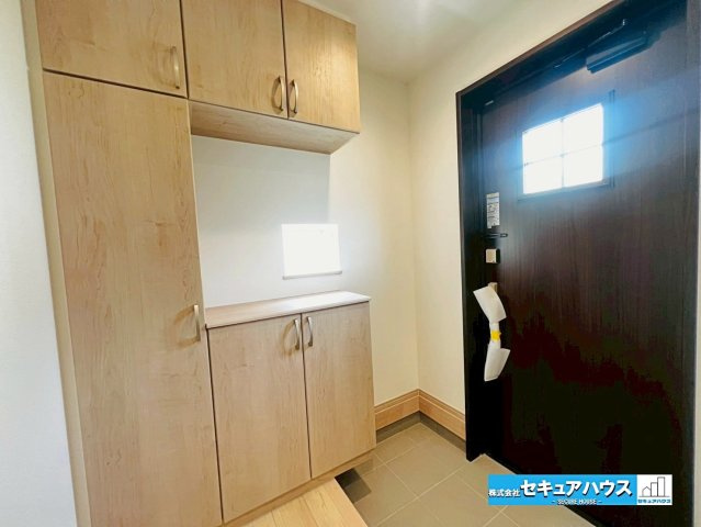 【今からご案内可能】豊明市栄町西大根　全1棟の玄関|【玄関】
◆お家に出会う人々を迎える玄関だからこそ、広々清潔感あふれる空間にしたいものです。採光・通風にも配慮された設計で毎日明るい空間をキープします♪
◆ダブルロックキーで防犯面も安心です。　　　　