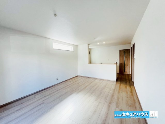 【今からご案内可能】豊明市栄町西大根　全1棟の居間・リビング|【LDK16.25帖】
◆通学から帰宅し、リビングルームで会話を楽しむ子ども達。リビングから臨む景色は太陽色に染まり、解放感溢れゆったりとしたひと時を過ごすことが出来る素敵な空間です。　　　　　　　　