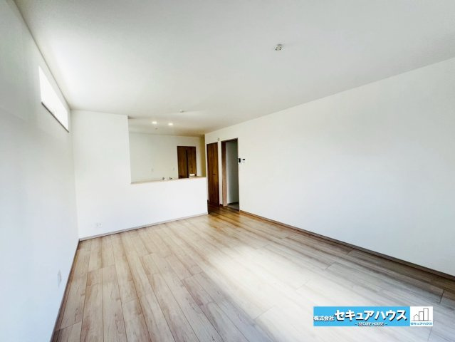 【今からご案内可能】豊明市栄町西大根　全1棟の居間・リビング|【LDK16.25帖】
◆日当たりが良く温かい広々リビングは家族の団らんスペースになります。
◆2面の窓から採光を取り入れ通風も良好です♪
◆リビング収納には掃除機や日用品のストックを収納できます。　