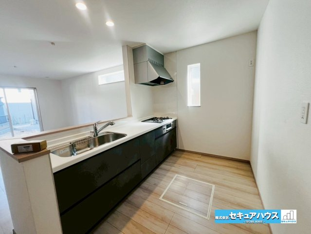 【今からご案内可能】豊明市栄町西大根　全1棟のキッチン|【キッチン】
◆対面式キッチンのためリビングの様子を見ながら料理することができ、広々としたスペースのため家族で並んで料理できます♪
◆床下収納付きのためお米や飲み物のストックを収納することも可能です。