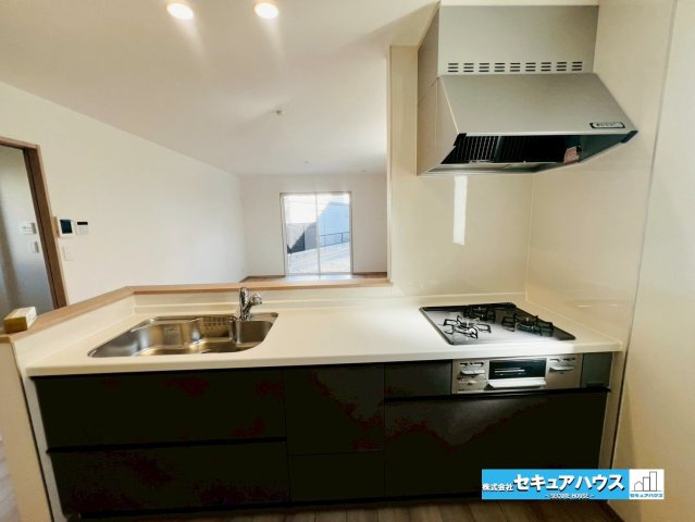 【今からご案内可能】豊明市栄町西大根　全1棟のキッチン|【キッチン】
◆同時にたくさんの料理が調理できる3口コンロ。「焼く・蒸す・煮る」の工程を同時進行で進めることができるので、料理を素早く作ることができます。育児でバタバタ忙しいママに嬉しい♪　　　　　　