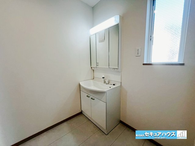 【今からご案内可能】豊明市栄町西大根　全1棟の独立洗面台|【洗面台】
◆鏡の裏にはたっぷりと収納スペースを標準装備！
◆電源を付属しているのでドライヤーなど利用できます。
◆洗面台下にも収納スペースがあるため洗剤やシャンプーのストックを入れられます。　　　　