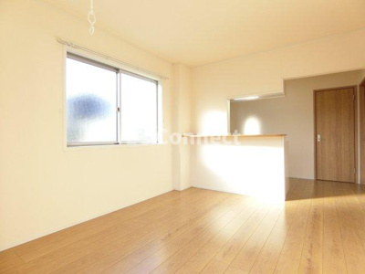 【居間・リビング】 | ソレイユ天皇寺東Ａ | 角部屋で２面に窓があります。