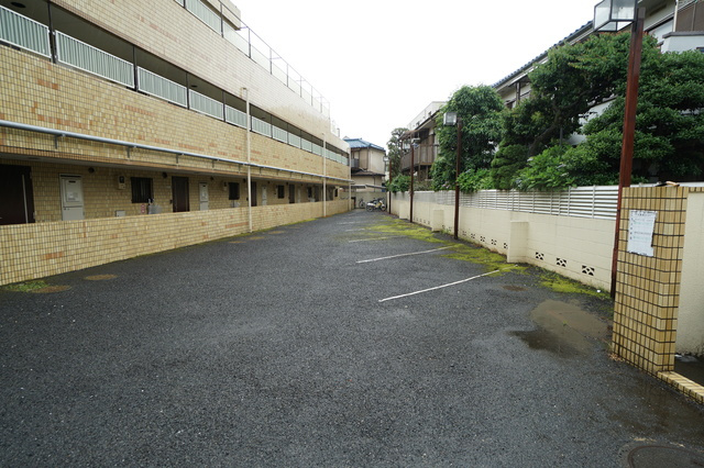 リトルブラウンの駐車場