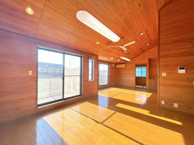 【居間・リビング】 | 戸建 羽生市南羽生１丁目 | 解放感のある広々LDKで大切な家族との時間が過ごせます。