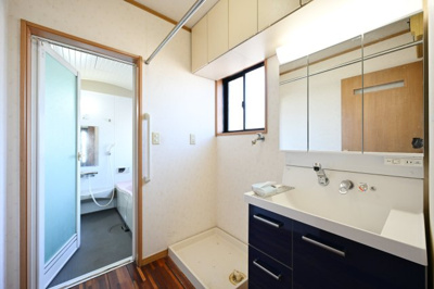【独立洗面台】 | 館林市苗木町　中古戸建 | 収納力が豊富な洗面台はドライヤーから化粧品までスッキリ収納できます♪