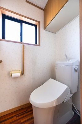 【トイレ】 | 館林市苗木町　中古戸建 | 暖房便座などがついた洗浄機能付きトイレです。