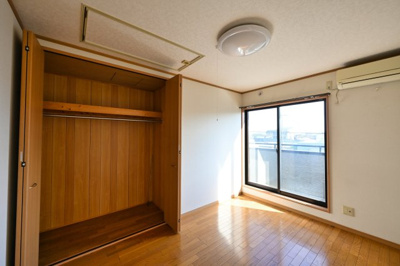 【洋室】 | 館林市苗木町　中古戸建 | 2階の各居室にはしっかりとした容量のスペースを確保しているので、お部屋は美しい空間を保てますね♪
