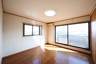【洋室】 | 館林市苗木町　中古戸建 | 2階のベッドルームはバルコニーとつながっています。
たっぷり光が入るので気持ちよく目覚められます♪ 