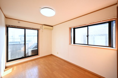 【洋室】 | 館林市苗木町　中古戸建 | 2面採光の明るい洋室は子供部屋にもピッタリです♪