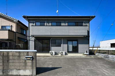 【外観】 | 館林市苗木町　中古戸建 | 日当りのよい南道路の物件です！
駐車も並列で３台可能です！