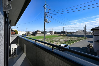 【バルコニー】 | 館林市苗木町　中古戸建 | 広々としたワイドバルコニーは日当たりがよく洗濯物がよく乾きます♪