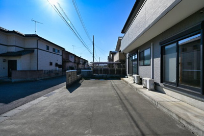 【庭】 | 館林市苗木町　中古戸建 | 広い敷地は駐車場だけでなく、BBQなども楽しめます♪