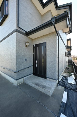 【玄関】 | 館林市苗木町　中古戸建 | 屋根付きの玄関は雨の日のぬれずに出入りすることができます！
ダブルロックドアで防犯性も◎