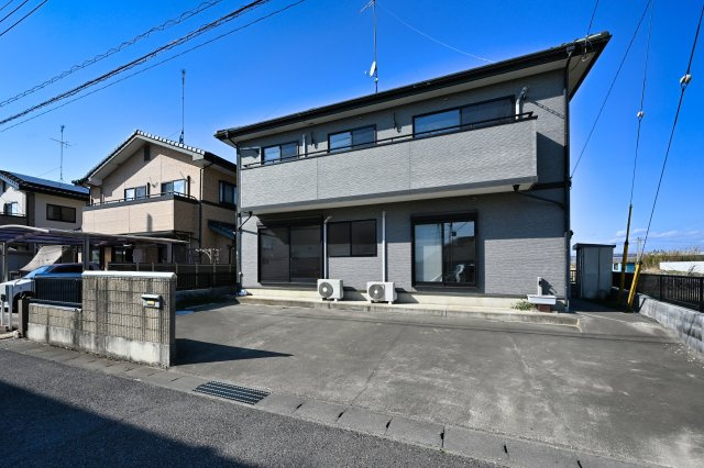 【外観】 | 館林市苗木町　中古戸建 | 並列駐車可能なカースペースです！お客様も遊びに来やすいですね♪