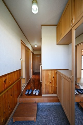 【玄関】 | 館林市苗木町　中古戸建 | 開放感のある明るく広々とした玄関がお出迎えします♪
