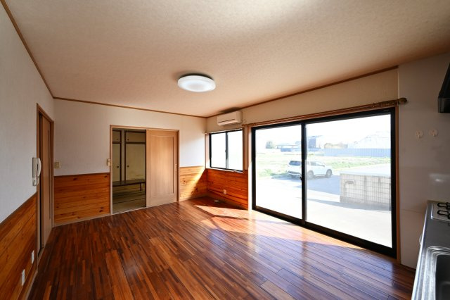 【居間・リビング】 | 館林市苗木町　中古戸建 | 広々としていて明るい日差しもたくさん入ってきます。家具を置いてもゆとりある空間となっております♪