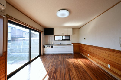 【居間・リビング】 | 館林市苗木町　中古戸建 | 温かみのある木目のフローリングが印象的なリビング。
家族団らんの時間をゆったりとお楽しみください♪