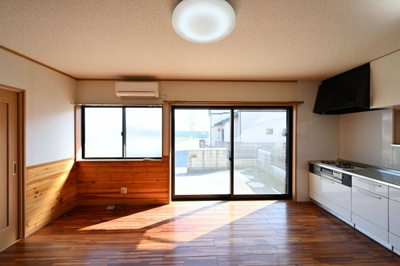 【キッチン】 | 館林市苗木町　中古戸建 | お友達を呼んでホームパーティーもできる広々ダイニングです♪