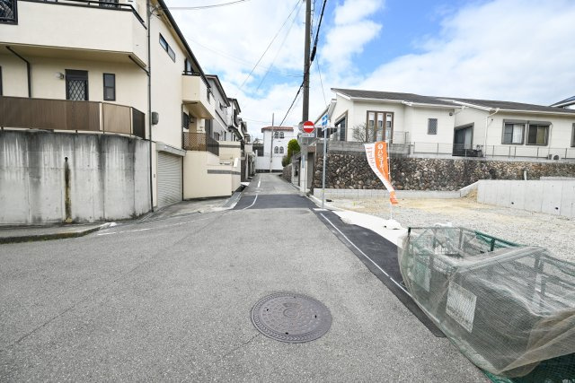 宝塚市野上3丁目建築条件無し土地の前面道路含む現地写真|南側前面道路　幅員4.65ｍ