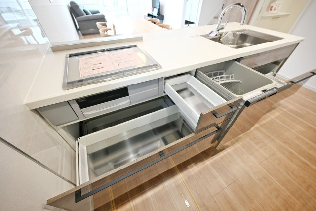 マドレコート宝塚市宝梅2丁目新築一戸建て｜4LDK＋駐車2台のキッチン|ママにやさしい便利機能が設置されたキッチンは、お掃除のしやすいIHクッキングヒーターに、便利なタッチレス水栓、食後の片づけも楽々の深型食洗機付です。